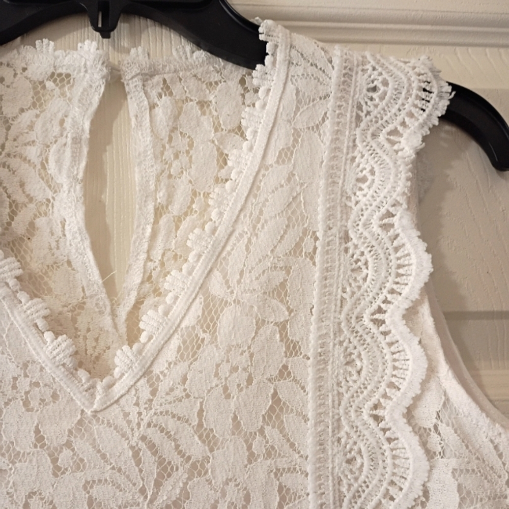 White Lace and Crochet Boho-Chic V-Neck Top - Picture 5 of 7